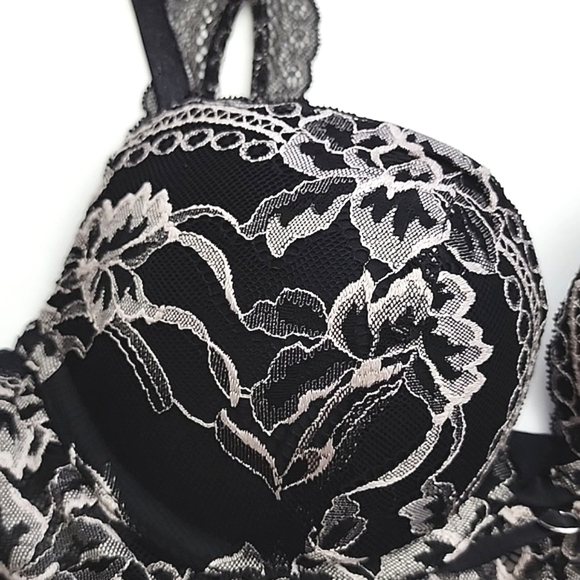 ⭐️2/ $40⭐️ La Senza Beyond Sexy Classic Plunge Push Up Black Lace Bra Size 32B - Picture 9 of 16